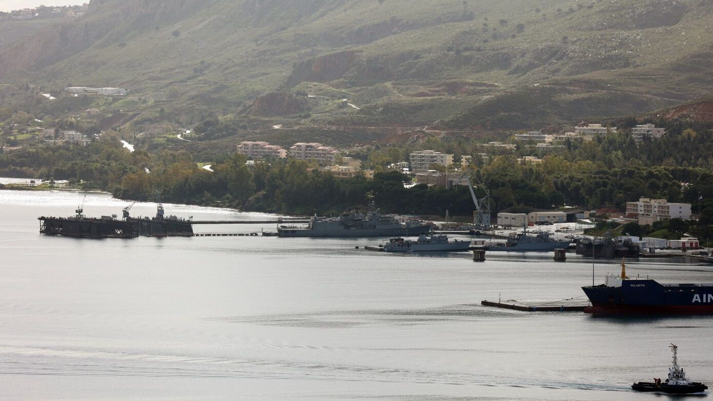 Πώς οι πράκτορες της ΕΥΠ εντόπισαν τον 26χρονο Αζέρο στη Σούδα – Το μυστικό δωμάτιο-παρατηρητήριο και οι 5.000 φωτογραφίες