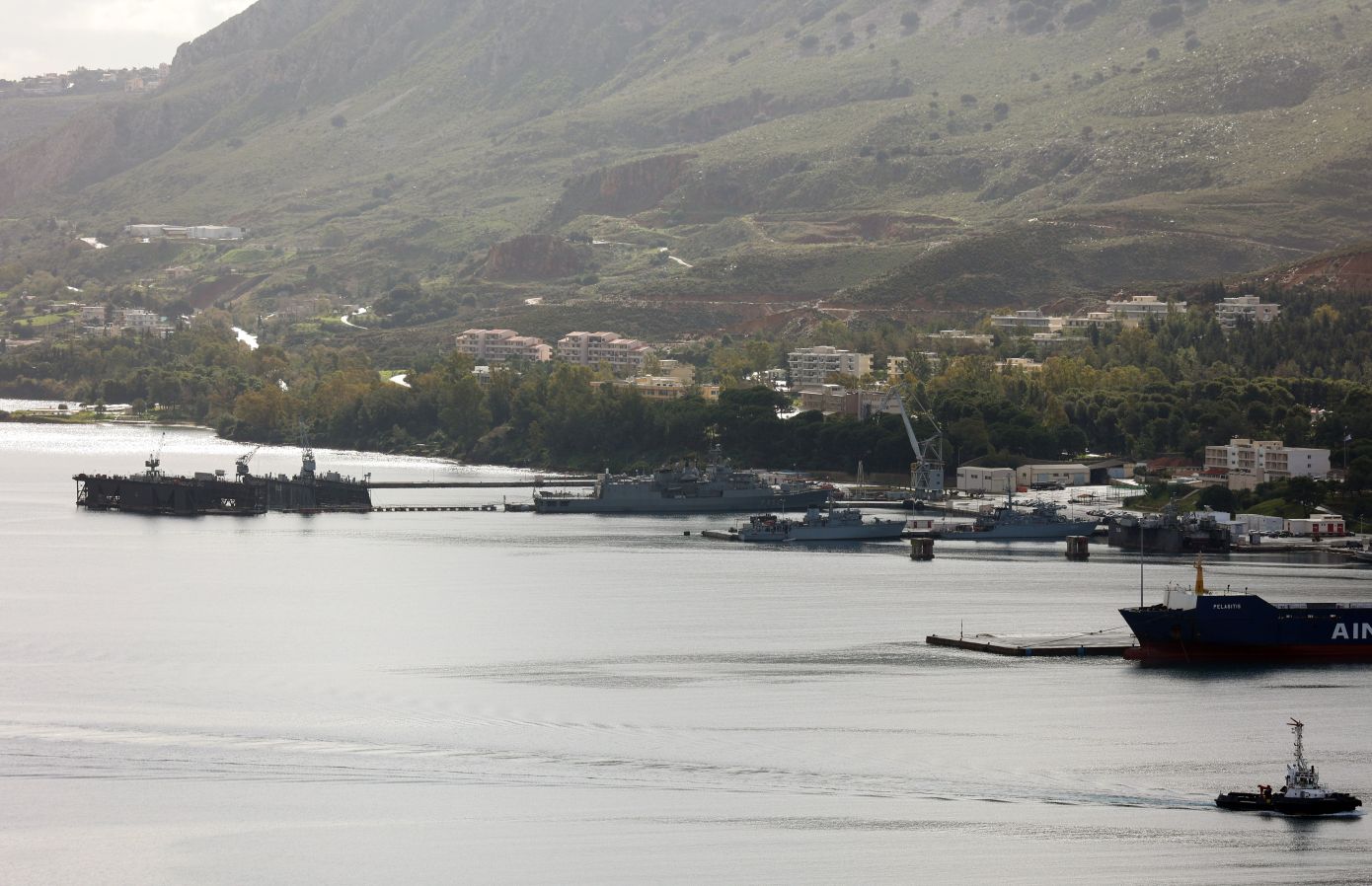 Πώς οι πράκτορες της ΕΥΠ εντόπισαν τον 26χρονο Αζέρο στη Σούδα – Το μυστικό δωμάτιο-παρατηρητήριο και οι 5.000 φωτογραφίες