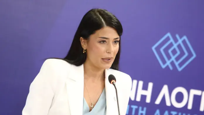Λατινοπούλου: «Ο Βελόπουλος με αποκάλεσε βίζιτα – Έχουμε ξεφύγει τελείως;»