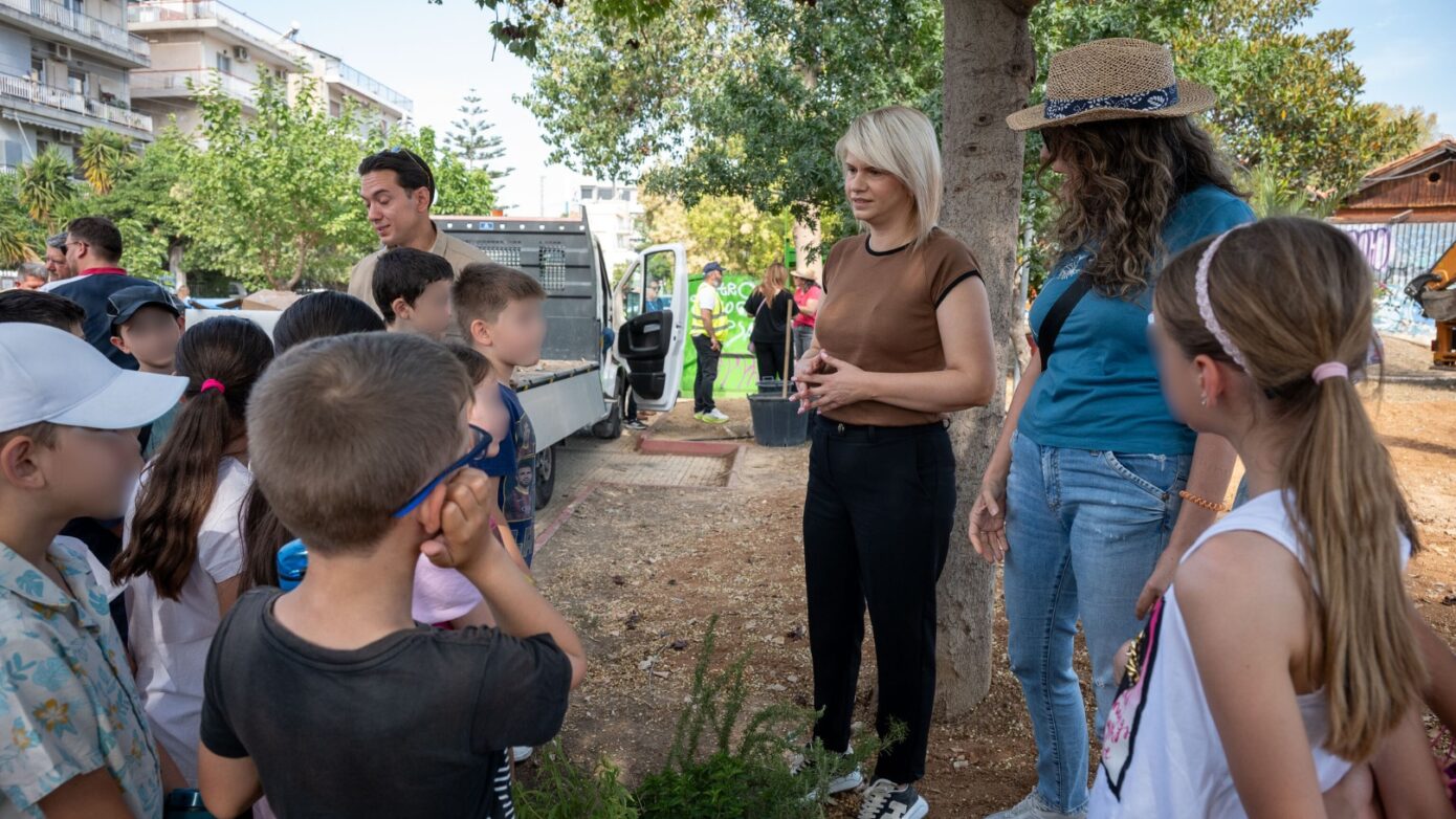 Δήμος Ιλίου: Πρασίνισε η Πλατεία Φοινίκων με νέα δεντροφύτευση