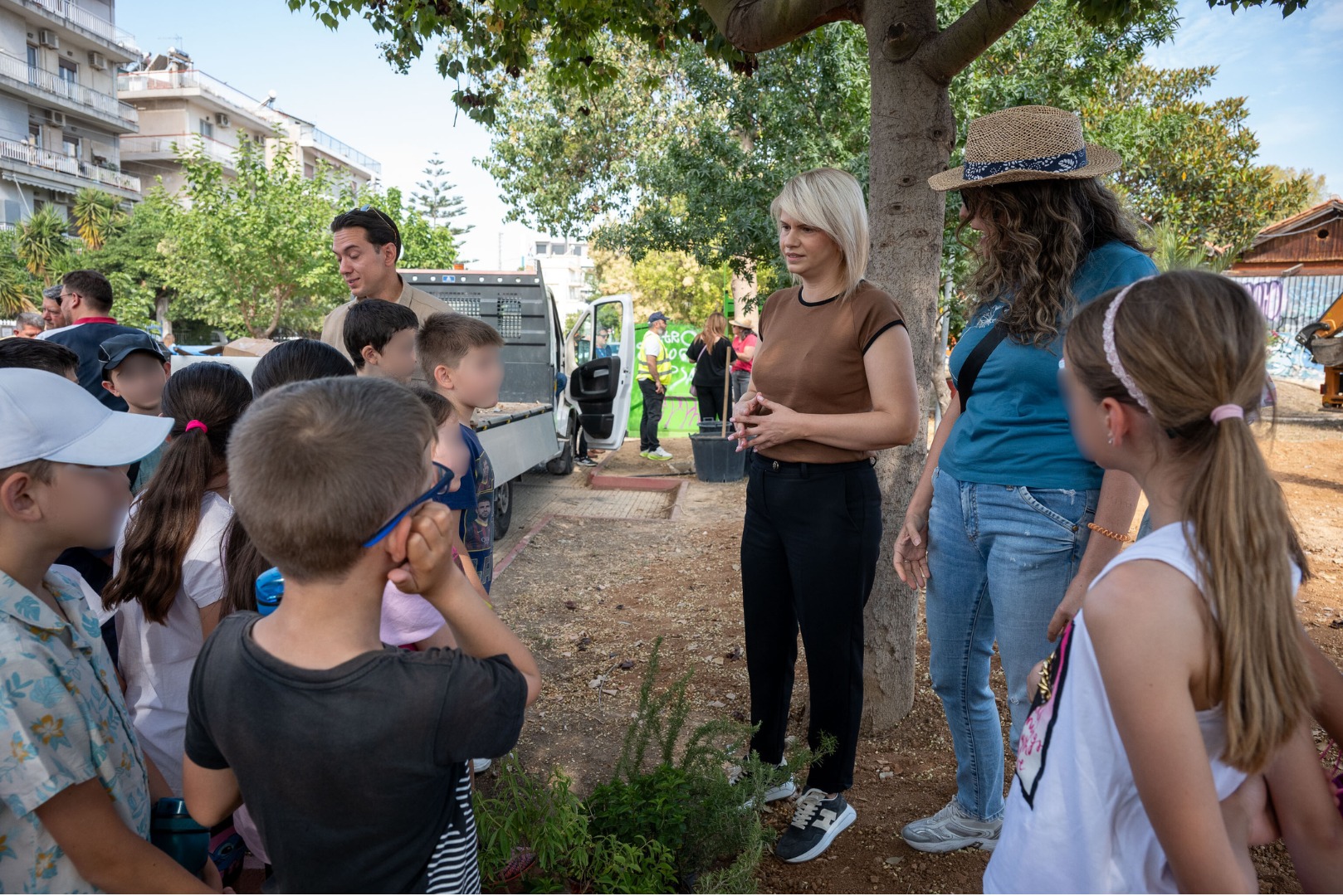 Δήμος Ιλίου: Πρασίνισε η Πλατεία Φοινίκων με νέα δεντροφύτευση