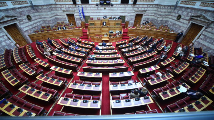 Ένταση ξέσπασε στη Βουλή για την επαίνεση των νέων διατάξεων Τύπου κατά την ακρόαση φορέων