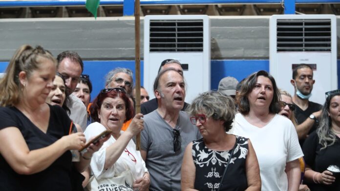 «Ντου» εργαζομένων της «Αυγής» στο Συνέδριο του ΣΥΡΙΖΑ για τα δεδουλευμένα