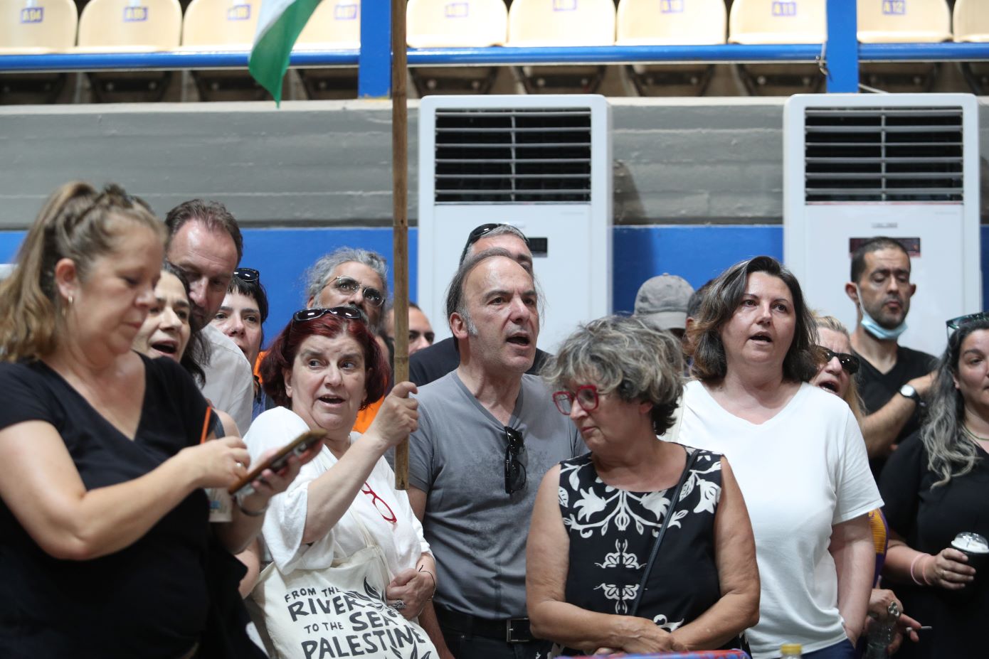 «Έφοδος» εργαζομένων της «Αυγής» στο Συνέδριο του ΣΥΡΙΖΑ για τα απλήρωτα