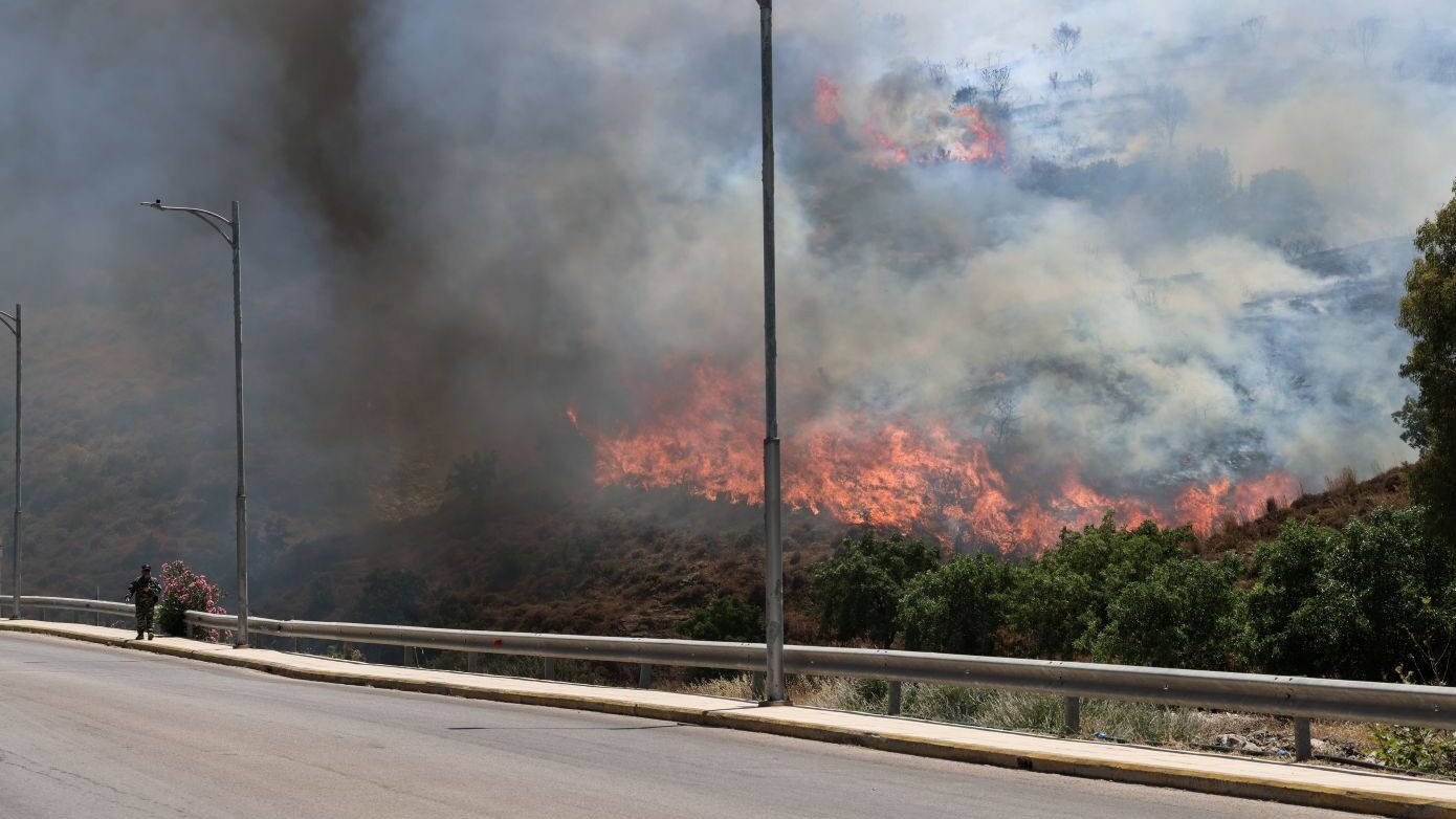 Ολονύχτια μάχη με τις φλόγες στη Χίο – Νέα εντολή του 112 το πρωί, 16 οικισμοί έχουν εκκενωθεί