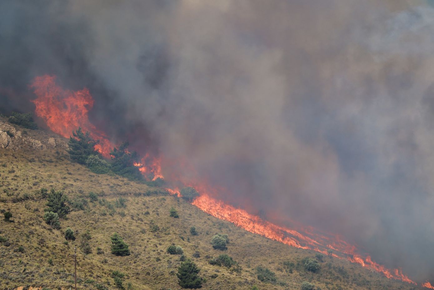 Νέο μέτωπο στη μεγάλη πυρκαγιά της Χίου – Στο νησί επειγόντως ο υπουργός Κλιματικής Κρίσης και Πολιτικής Προστασίας