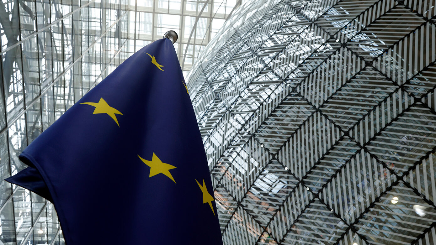 Οι ηγέτες της ΕΕ θα κρίνουν σήμερα αν θέλουν μια γρήγορη εμπορική συμφωνία με τις ΗΠΑ ή κλιμάκωση του «πολέμου»