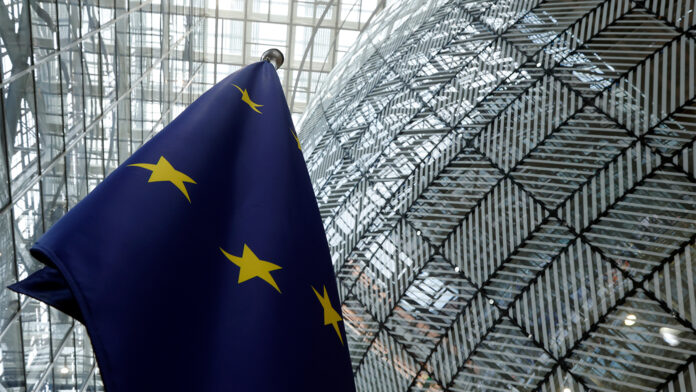 Οι ηγέτες της ΕΕ θα κρίνουν σήμερα αν θέλουν μια γρήγορη εμπορική συμφωνία με τις ΗΠΑ ή κλιμάκωση του «πολέμου»