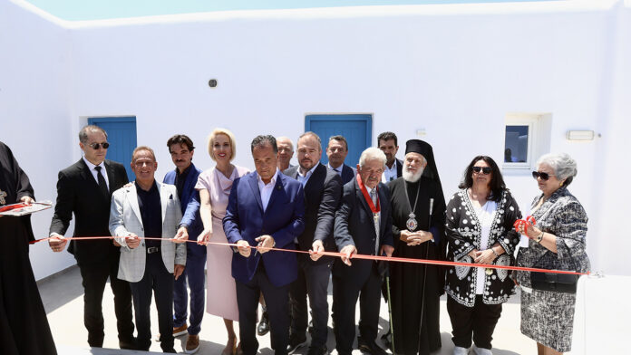 Στο Κέντρο Υγείας Μυκόνου ο Άδωνις Γεωργιάδης – Παρέδωσε 16 σύγχρονα διαμερίσματα για τη φιλοξενία γιατρών και νοσηλευτών