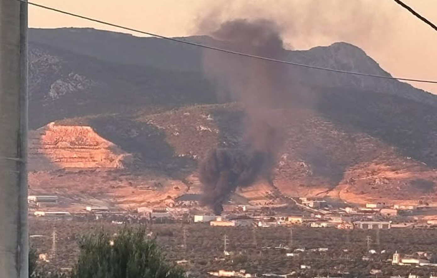 Μεγάλη φωτιά σε εργοστάσιο στα Μέγαρα – Καίγονται πλαστικά, πυκνοί καπνοί στην περιοχή