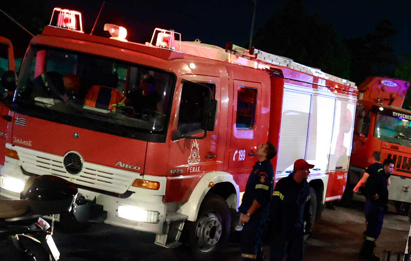 Μεγάλη φωτιά μαίνεται στη Λάρισα – Ισχυρές δυνάμεις της Πυροσβεστικής επιχειρούν