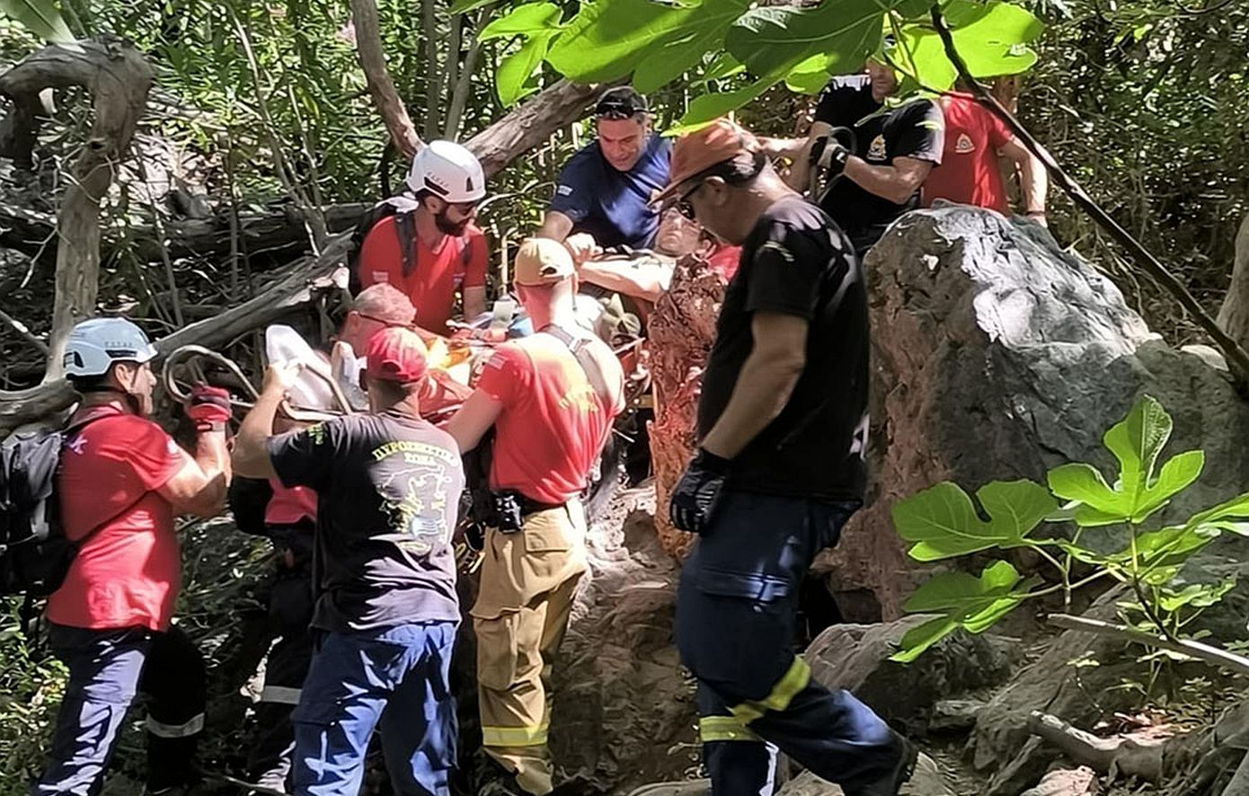 Μεγάλη επιχείρηση για τη διάσωση ιταλού τουρίστα σε φαράγγι στη Σητεία – Δείτε φωτογραφίες