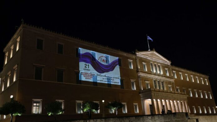 Φωταγωγήθηκε εντυπωσιακά η Βουλή για την Παγκόσμια Ημέρα της «Νόσου του Κινητικού Νευρώνα» (ALS)