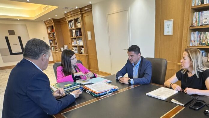 Συνομιλία Δημάρχου Αγίας Παρασκευής με την Υπουργό Παιδείας για κρίσιμα ζητήματα