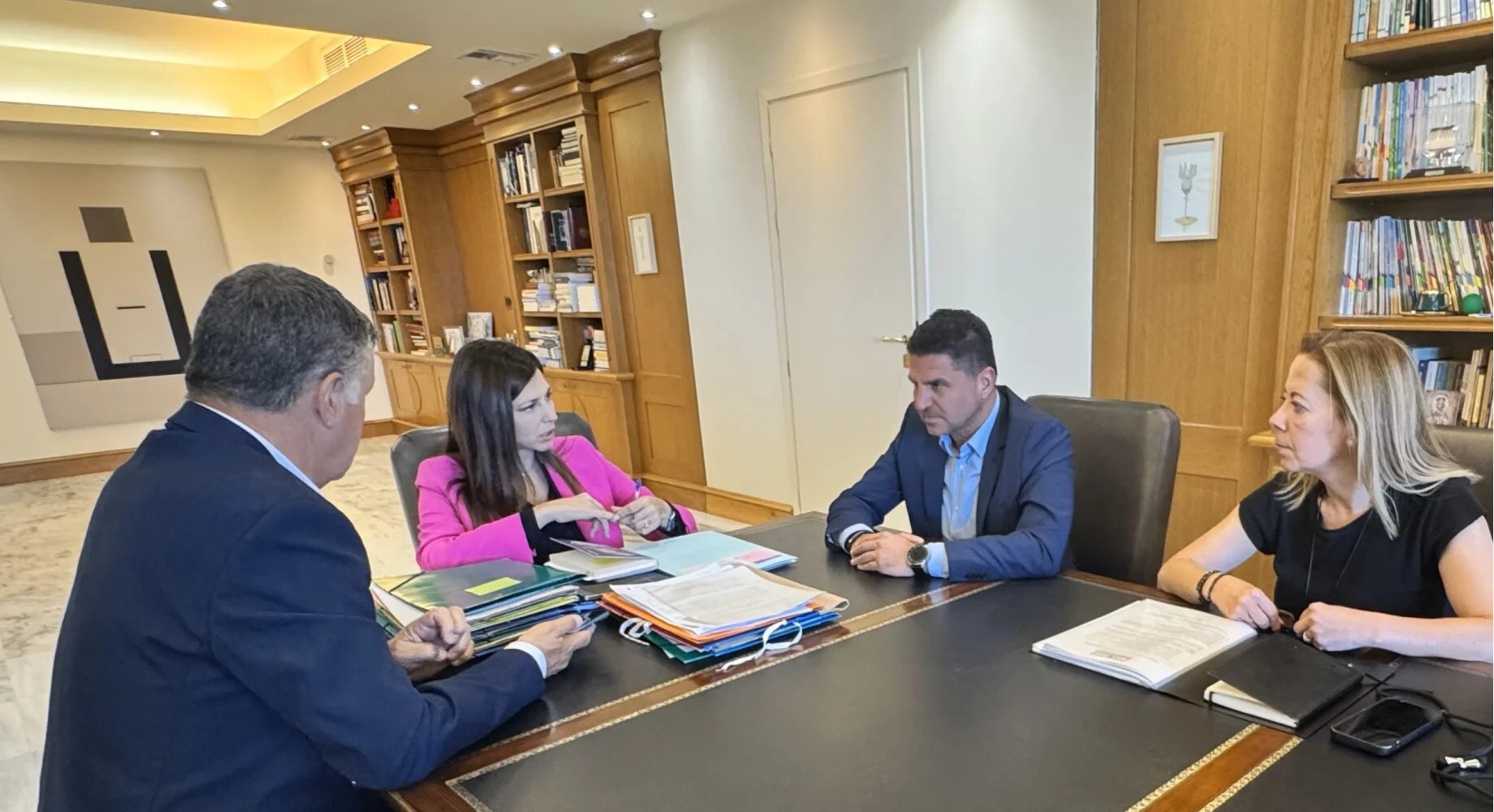 Συνομιλία Δημάρχου Αγίας Παρασκευής με την Υπουργό Παιδείας για κρίσιμα ζητήματα