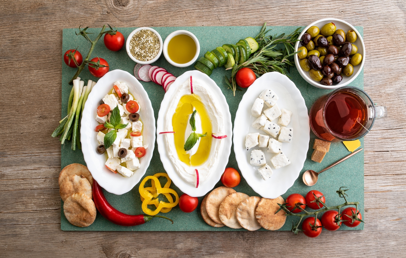 Από τη μυζήθρα μέχρι τη φάβα και το τσίπουρο, «η Ελλάδα ξεχειλίζει από γεύση»: Το Taste Atlas εξυμνεί την ελληνική κουζίνα