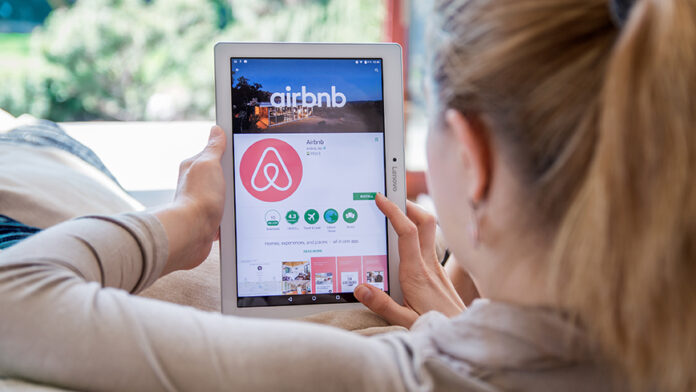 Ποια μέτρα έρχονται να “παγώσουν” τα Airbnb: Στόχος η απελευθέρωση διαμερισμάτων στη μακροχρόνια μίσθωση
