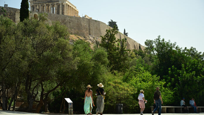 Τουρίστες από ΗΠΑ, Βρετανία και Γαλλία επιλέγουν Αθήνα και νησιά με διαφορετικές προτιμήσεις και προϋπολογισμούς ταξιδιών