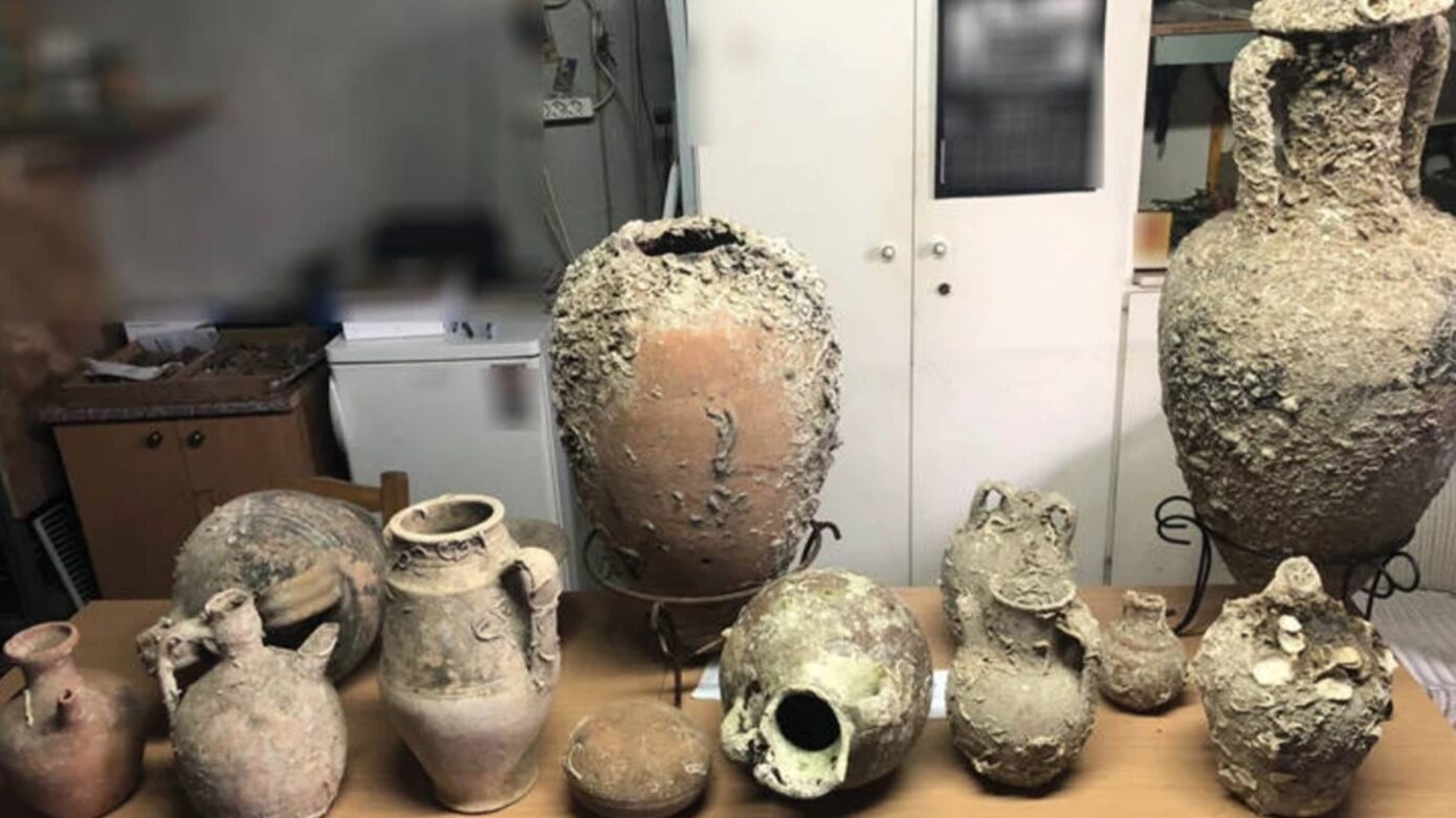 Συνελήφθη 53χρονος που έκρυβε 5 σπάνιους αμφορείς του 5ου π.Χ. αιώνα και της Βυζαντινής εποχής