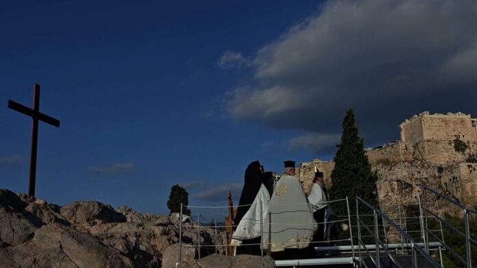 Η Αθήνα τιμά τον Απόστολο Παύλο – Συγκλονιστικές εικόνες από τον Εσπερινό στον λόφο του Αρείου Πάγου, με φόντο την Ακρόπολη