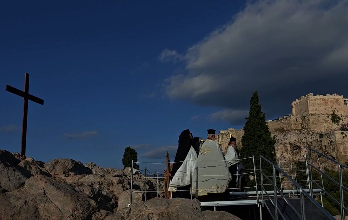 Η Αθήνα τιμά τον Απόστολο Παύλο – Συγκλονιστικές εικόνες από τον Εσπερινό στον λόφο του Αρείου Πάγου, με φόντο την Ακρόπολη