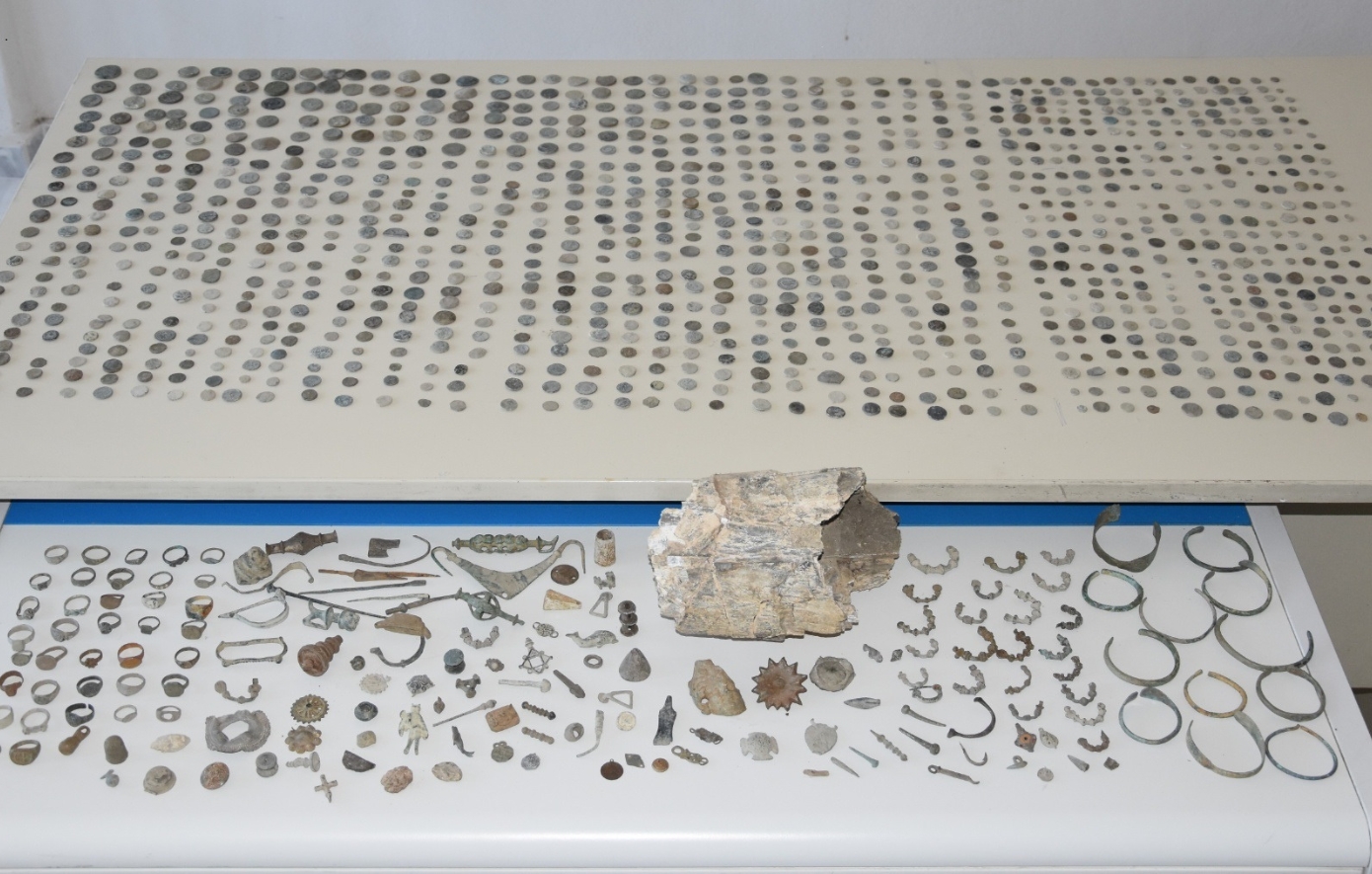 Θησαυρό αρχαίων αντικειμένων από τη Ρωμαϊκή και Βυζαντινή εποχή ανακάλυψε η αστυνομία στα Γρεβενά