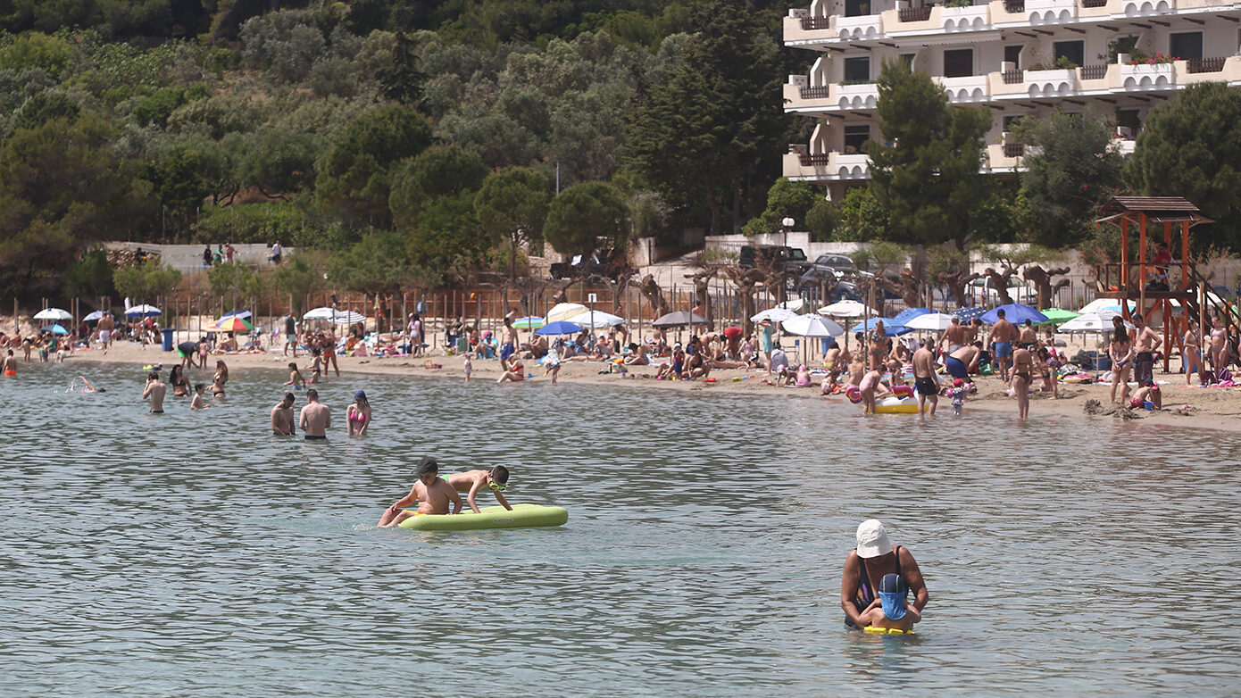 Σαρώνει τη χώρα ο καύσωνας: «Καίγεται» η Πελοπόννησος – Πού σημειώθηκαν οι ρεκόρ θερμοκρασιών στην Αττική