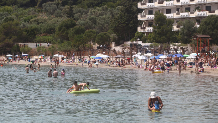 Σαρώνει τη χώρα ο καύσωνας: «Καίγεται» η Πελοπόννησος – Πού σημειώθηκαν οι ρεκόρ θερμοκρασιών στην Αττική