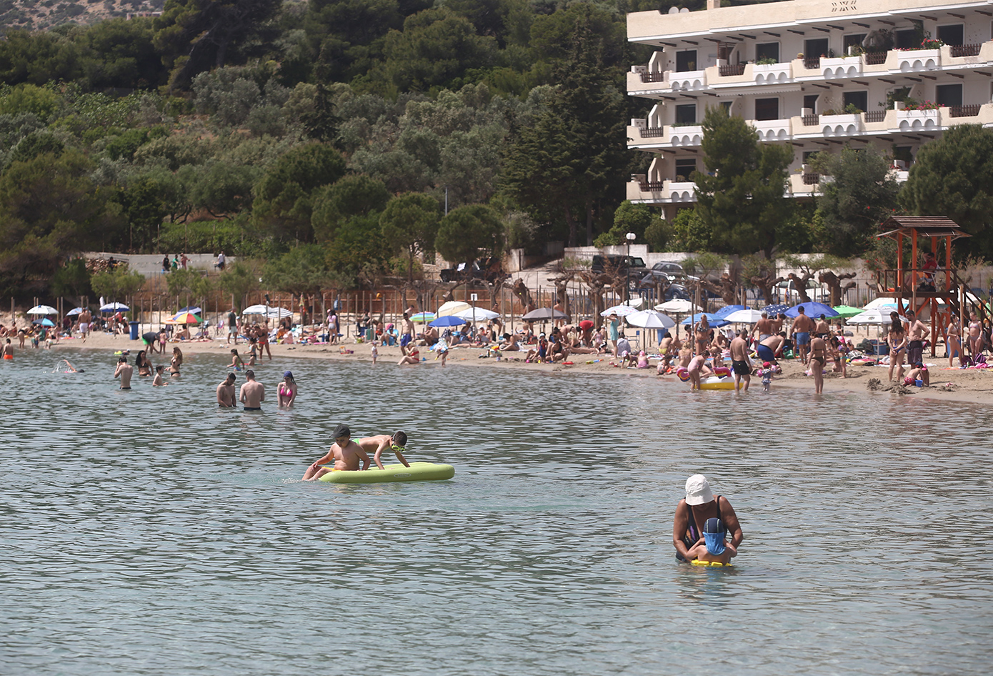 Σαρώνει τη χώρα ο καύσωνας: «Καίγεται» η Πελοπόννησος – Πού σημειώθηκαν οι ρεκόρ θερμοκρασιών στην Αττική