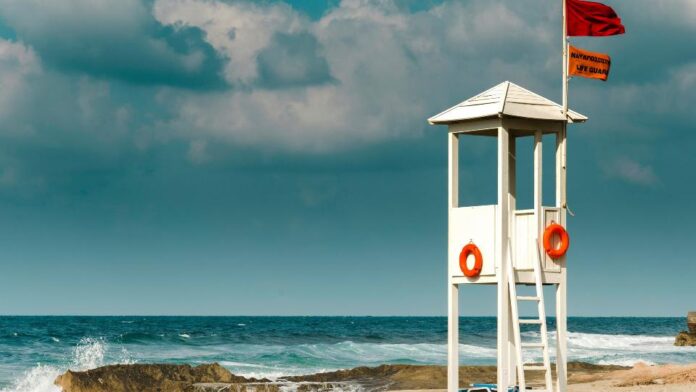 Χωρίς ναυαγοσώστες πολλές παραλίες – Αγωνιώδης κούρσα των Δήμων για προσλήψεις