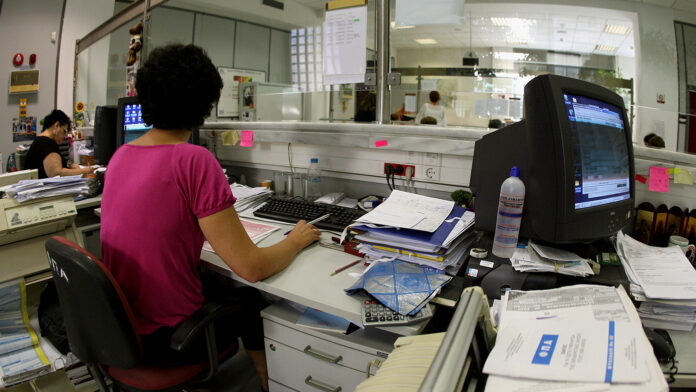 Σε φορολογική παγίδα τα αναδρομικά: Πώς δηλώνονται και πώς φορολογούνται ποσά από μισθούς, συντάξεις, επιδόματα