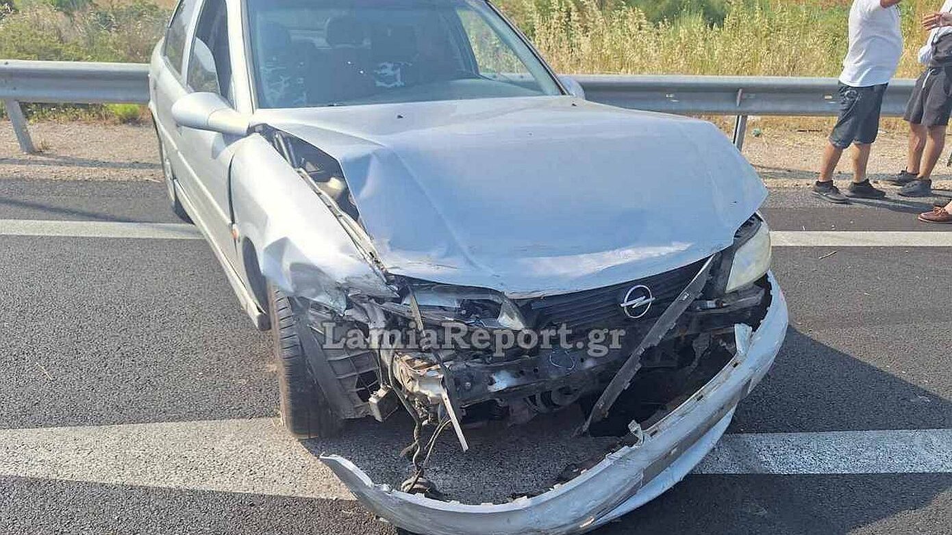 Σοβαρό τροχαίο στον ΠΑΘΕ στην είσοδο της Λαμίας – Αυτοκίνητο εξετράπη της πορείας του και συγκρούστηκε με τα κιγκλιδώματα