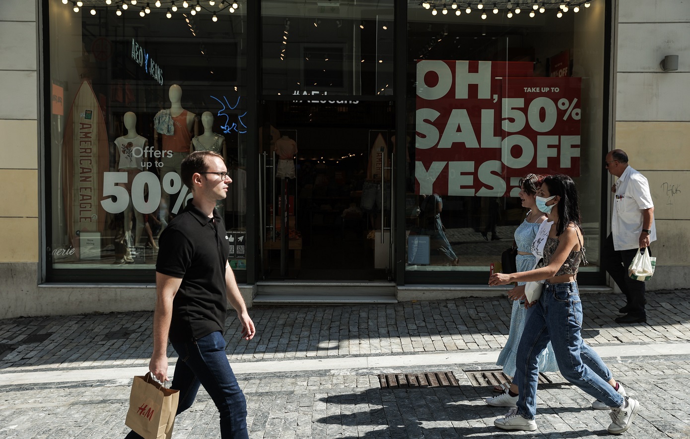 Θερινές εκπτώσεις 2025: Πότε ξεκινούν – Ποια Κυριακή θα λειτουργούν τα καταστήματα