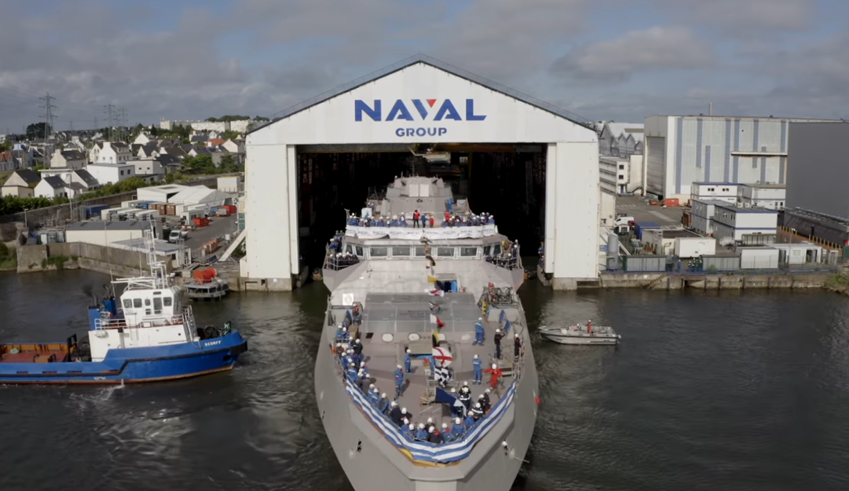 Εντυπωσιακό βίντεο: Η φρεγάτα «Φορμίων» αγγίζει για πρώτη φορά τη θάλασσα στη Λοριάν