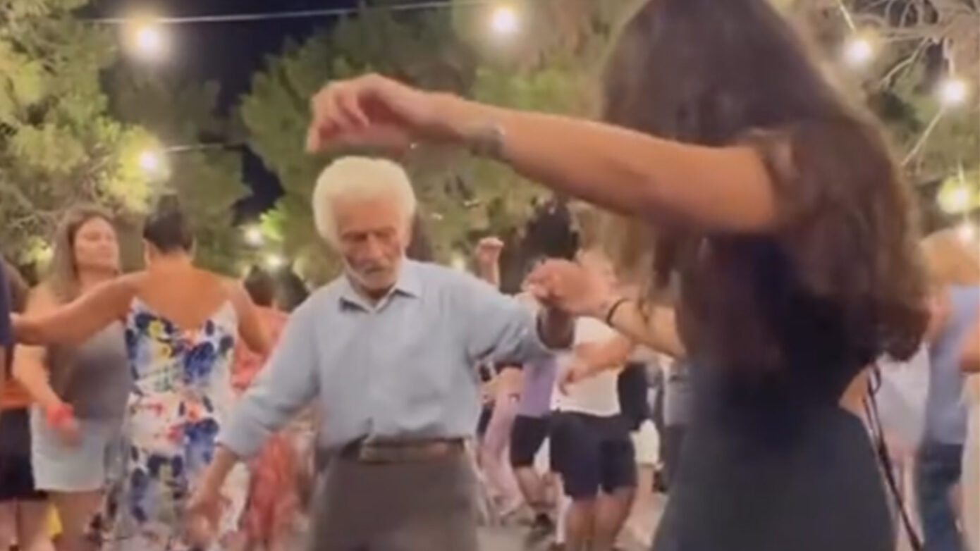 Για ακόμα μια χρονιά ο 92χρονος Γιώργος Κωβαίος χόρεψε συγκινητικά με την αγαπημένη του εγγονή σε πανηγύρι στη Σχοινούσα