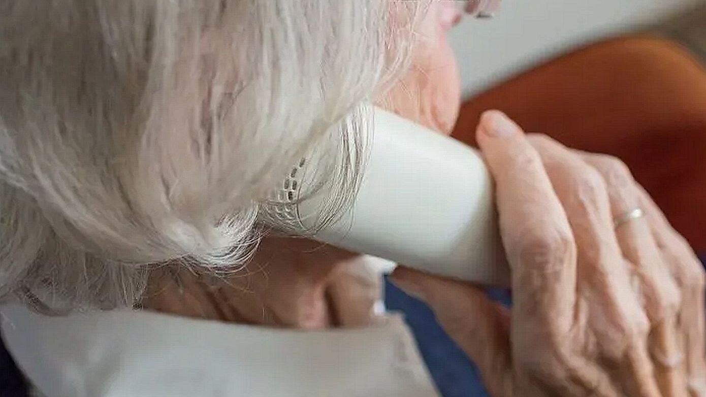 Πίστεψε ότι ο γιος της θα έμπαινε φυλακή για μοιραίο τροχαίο και… άφησε στην αυλή της εκκλησίας 15.000 ευρώ για να τον σώσει!