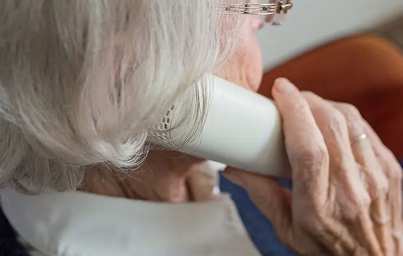 Πίστεψε ότι ο γιος της θα έμπαινε φυλακή για μοιραίο τροχαίο και… άφησε στην αυλή της εκκλησίας 15.000 ευρώ για να τον σώσει!