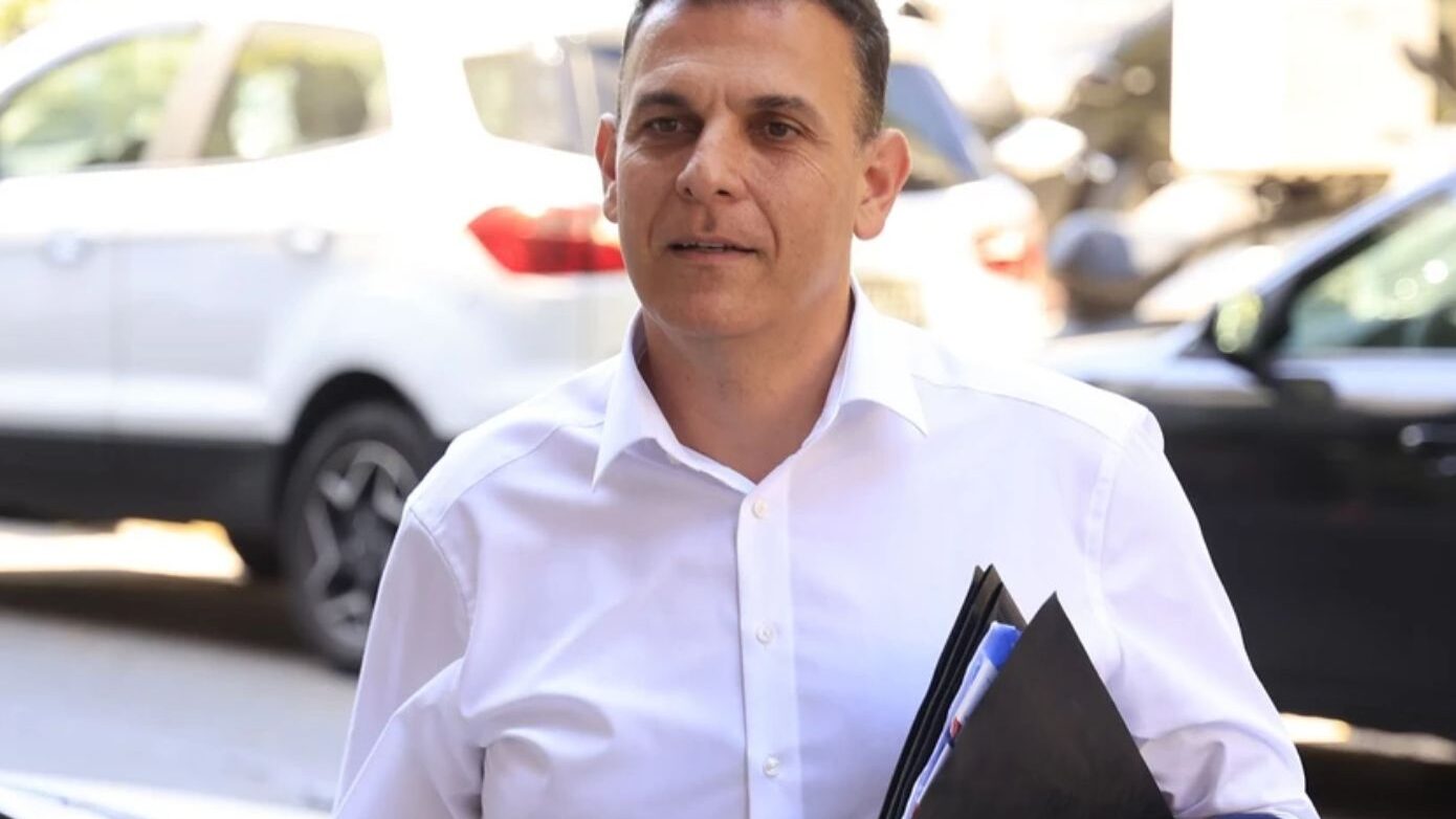 Πυρά Καραμέρου κατά Μητσοτάκη: Σιωπή στην κλιμάκωση στη Μέση Ανατολή με την εμπλοκή των ΗΠΑ στον πόλεμο