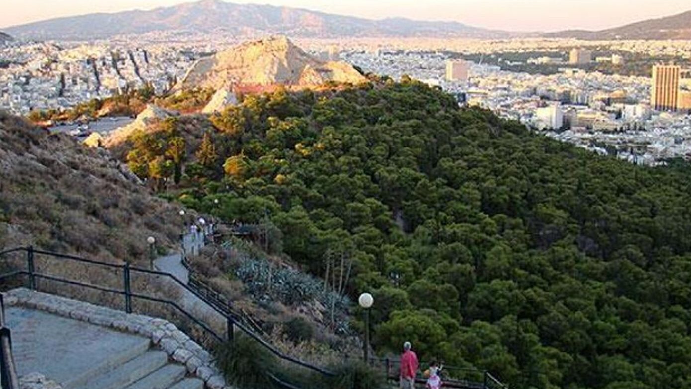 Σε κόκκινο συναγερμό ο δήμος Αθηναίων λόγω του υψηλού κινδύνου πυρκαγιάς – Κλείνει από τα μεσάνυχτα ο Λυκαβηττός