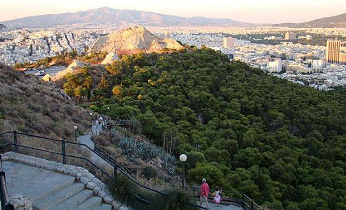 Σε κόκκινο συναγερμό ο δήμος Αθηναίων λόγω του υψηλού κινδύνου πυρκαγιάς – Κλείνει από τα μεσάνυχτα ο Λυκαβηττός