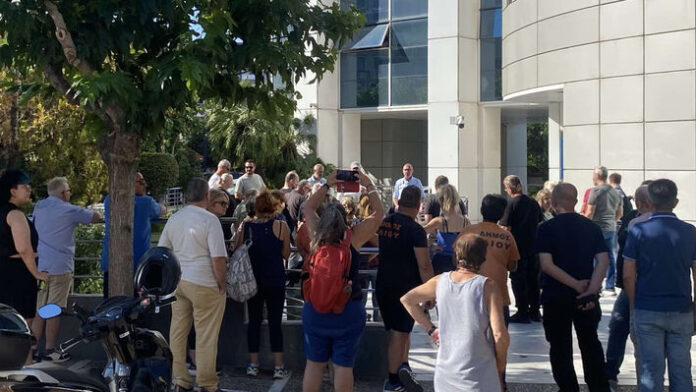 Οργή στο Δημαρχείο Ιλίου για τον θάνατο εργαζομένου από τον καύσωνα