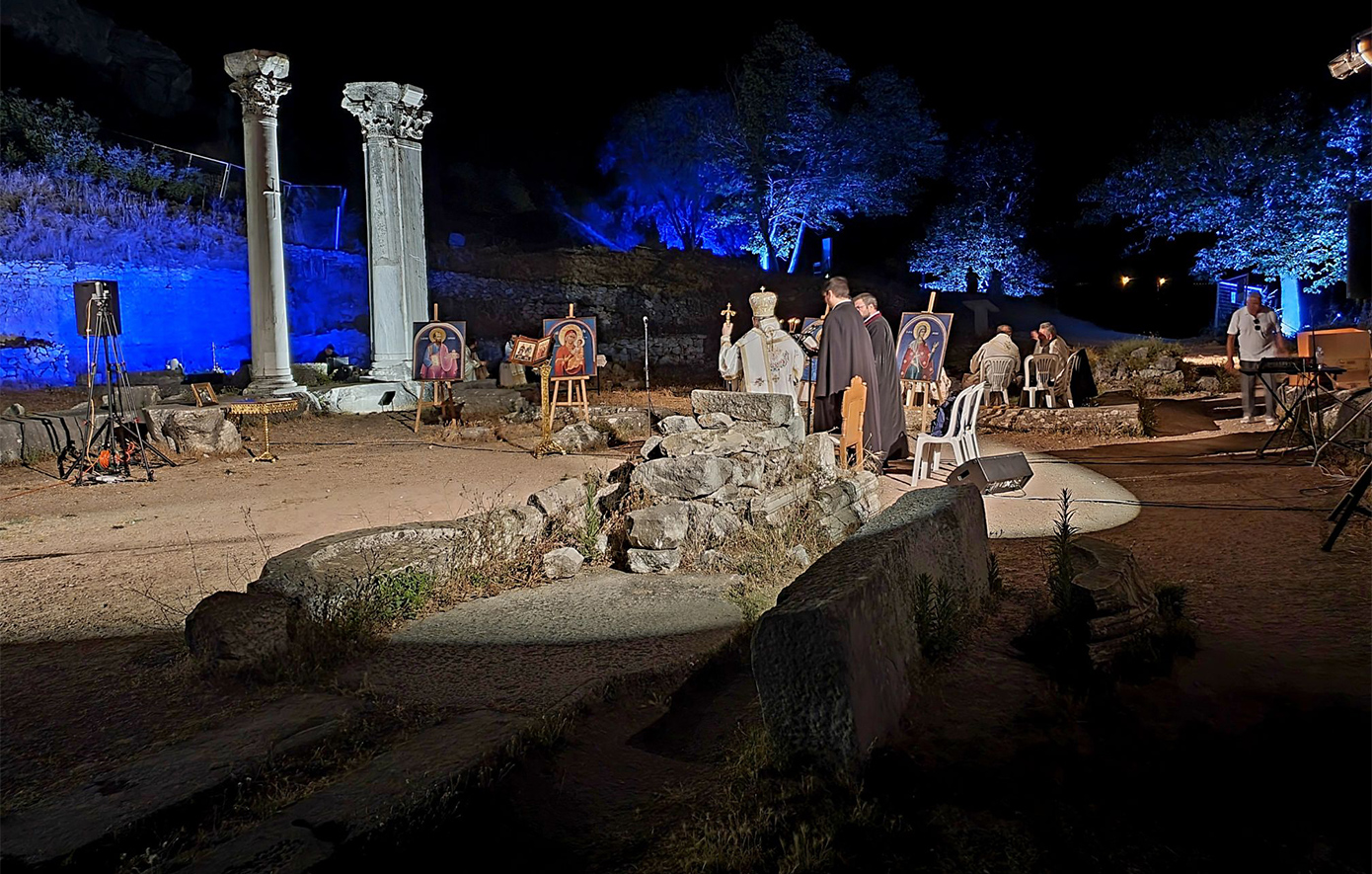 Συγκινητική αγρυπνία μέσα σε κλίμα κατάνυξης στον αρχαιολογικό χώρο των Φιλίππων στην Καβάλα