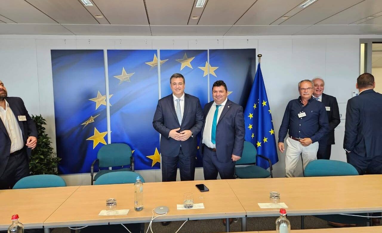 Στις Βρυξέλλες ο Δήμαρχος Μαντουδίου Λίμνης Αγίας Άννας – Κρίσιμη συνάντηση με Απ. Τζιτζικώστα