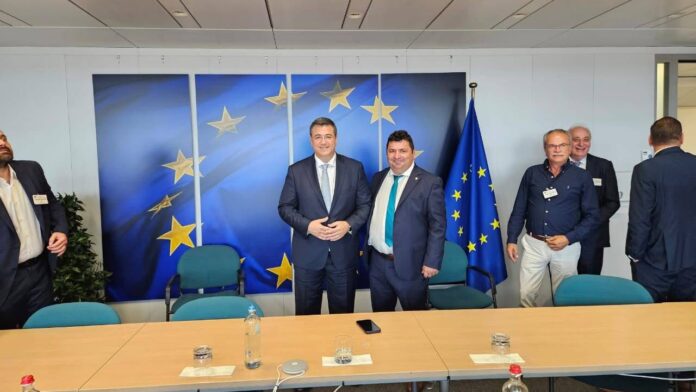 Στις Βρυξέλλες ο Δήμαρχος Μαντουδίου Λίμνης Αγίας Άννας – Κρίσιμη συνάντηση με Απ. Τζιτζικώστα