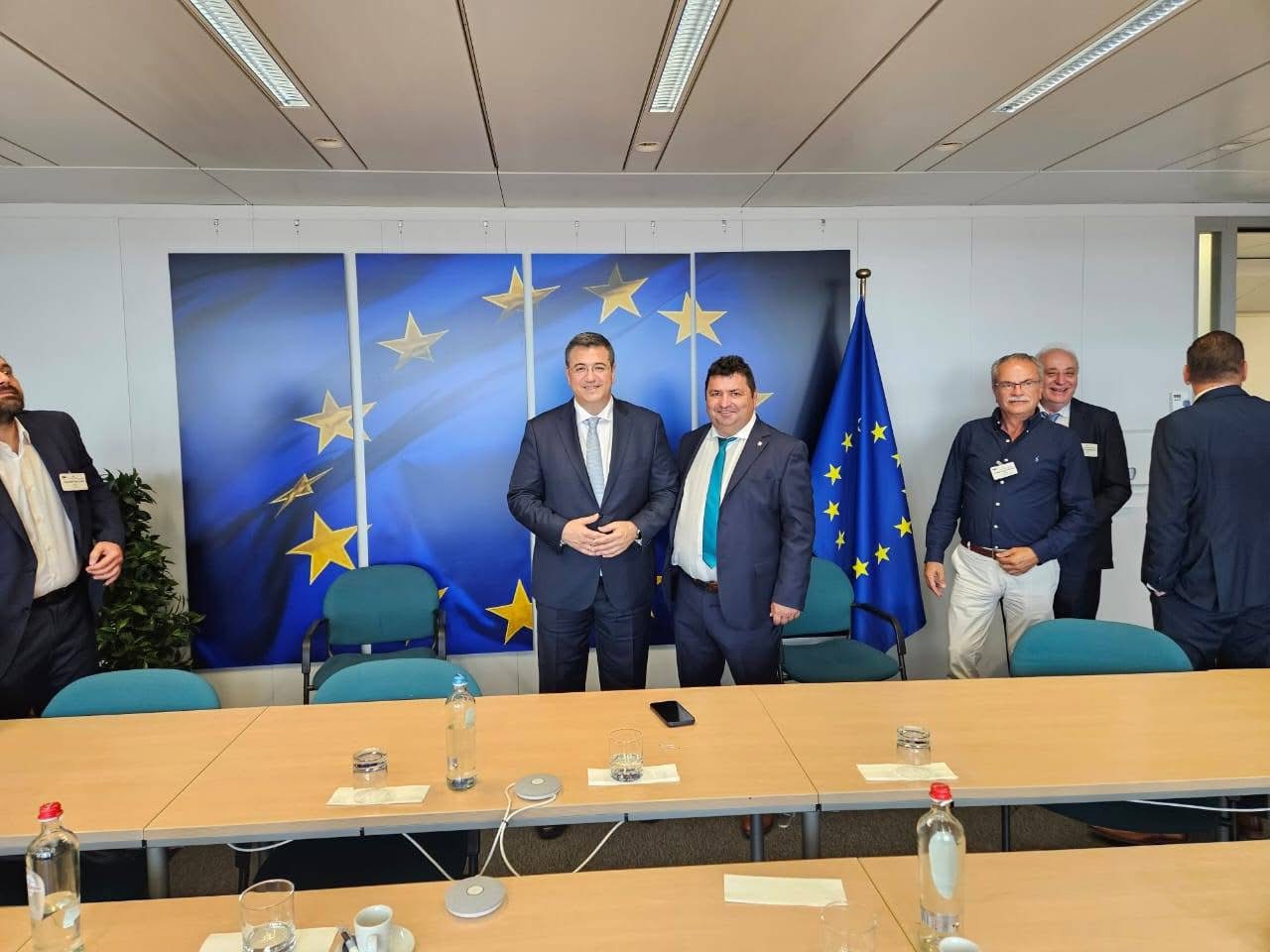 Στις Βρυξέλλες ο Δήμαρχος Μαντουδίου Λίμνης Αγίας Άννας – Κρίσιμη συνάντηση με Απ. Τζιτζικώστα