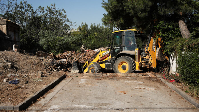 Ξεκίνησαν οι κατεδαφίσεις 70 επικίνδυνων κτιρίων στην Αθήνα