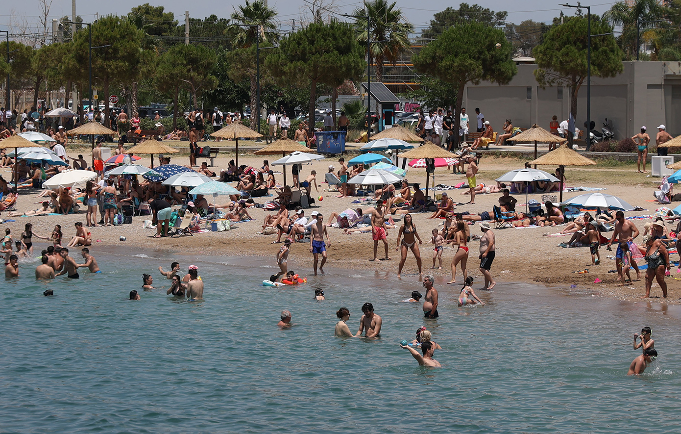 Καμίνι η χώρα: Ο καύσωνας χτυπά κόκκινο σήμερα με 41άρια