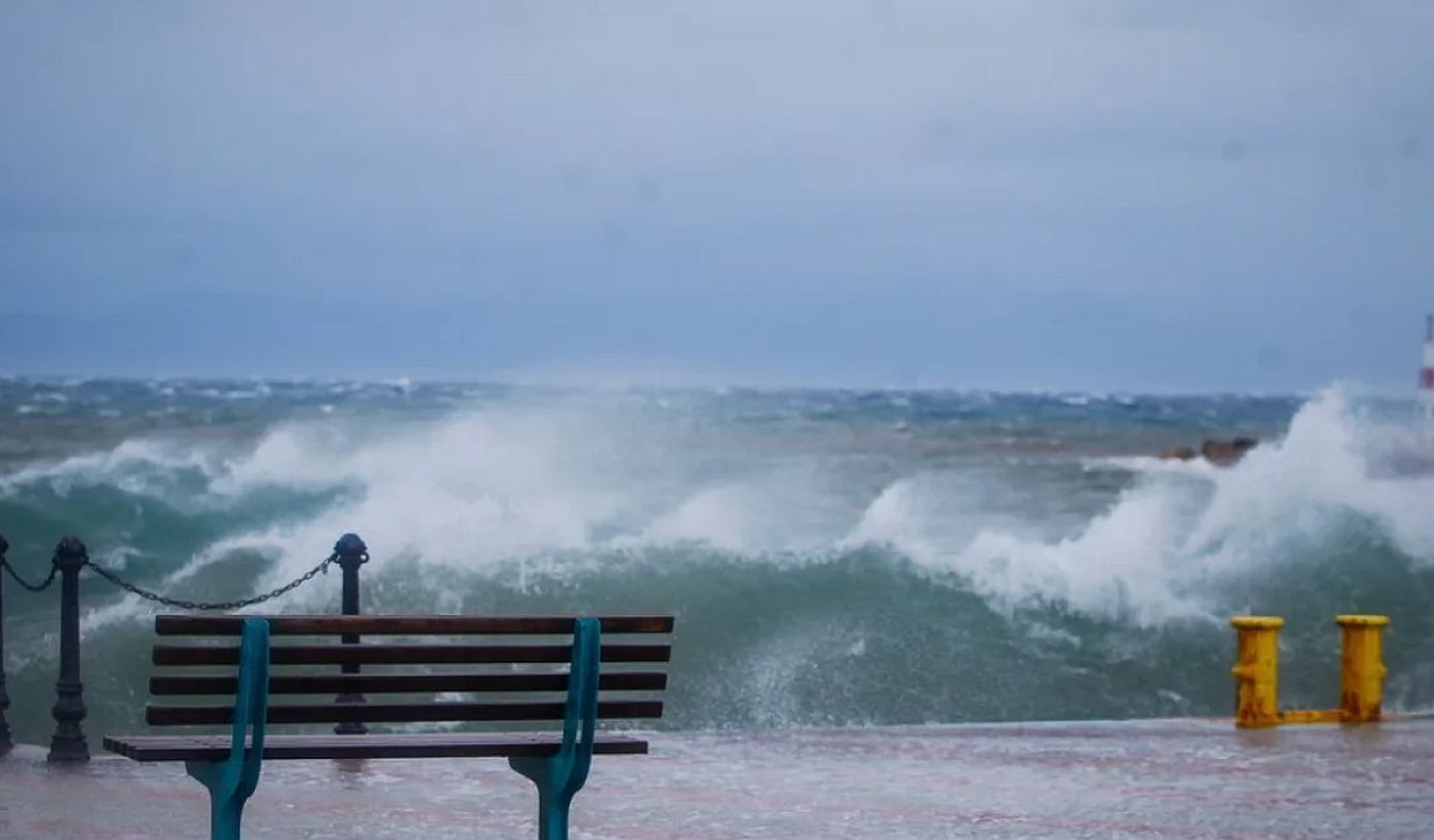 Δεμένα τα πλοία για το Αιγαίο μέχρι σήμερα το βράδυ – Οι καταιγιστικοί άνεμοι θέτουν τη χώρα σε πορτοκαλί συναγερμό τη Δευτέρα
