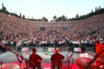 Κατάμεστο το Καλλιμάρμαρο για τη συγκλονιστική συναυλία για τα 100 χρόνια από τη γέννηση του Μίκη Θεοδωράκη