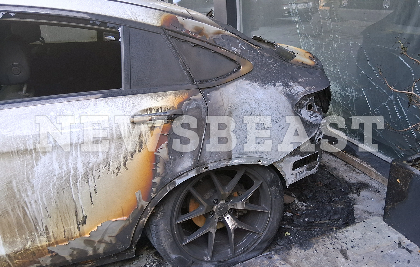 Φλέγεται πολυτελές όχημα στην Κηφισιά – Αποκλειστικές εικόνες